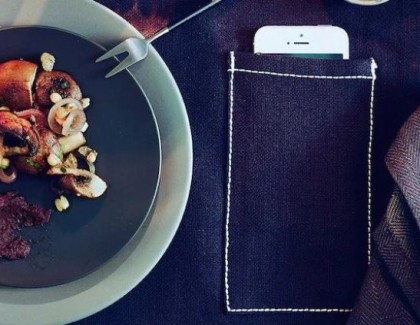 IKEA progetta le tovaglie con porta smartphone