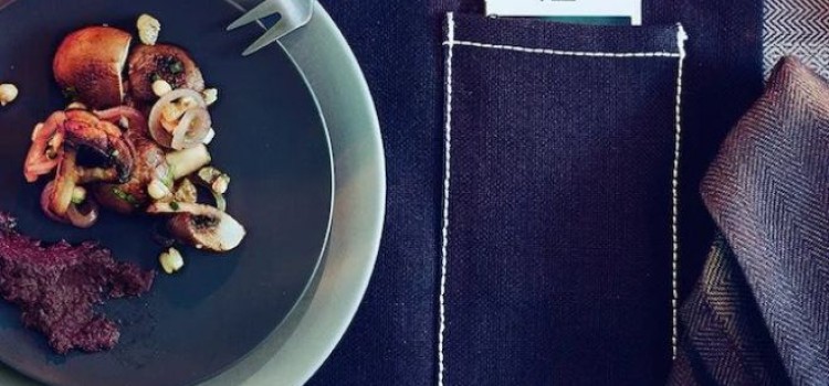 IKEA progetta le tovaglie con porta smartphone