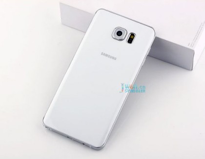 Galaxy Note 5 (mockup) mostrato in una galleria fotografica