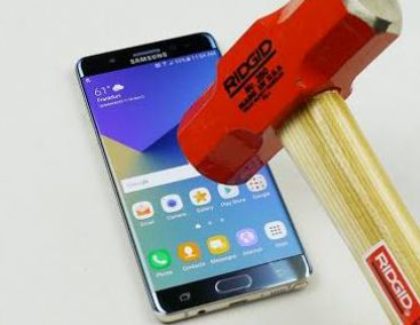 Galaxy Note 7 torturato con martello e coltello. Resisterà?