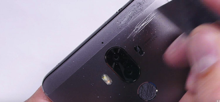 Huawei Mate 9 nel test di resistenza a graffi e piegatura