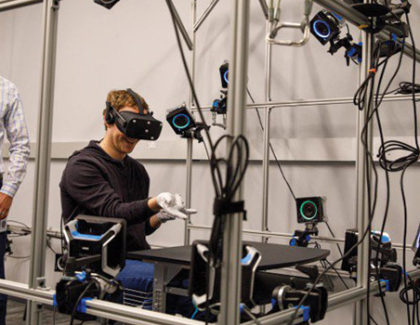 Mark Zuckerberg mostra un prototipo di guanti VR della Oculus