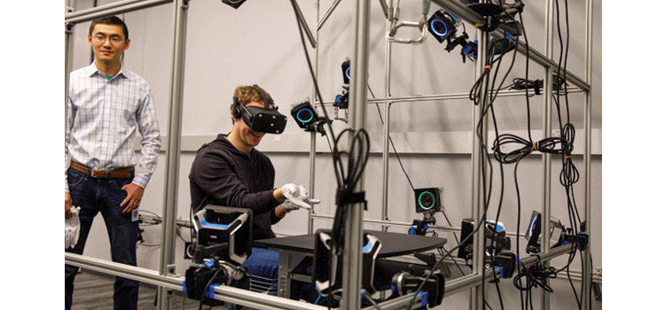 Mark Zuckerberg mostra un prototipo di guanti VR della Oculus