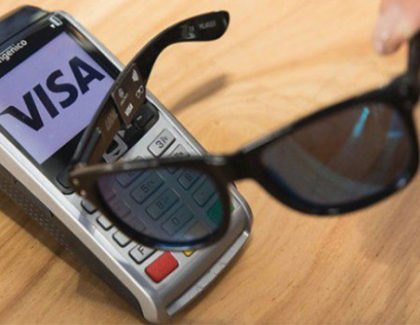 Visa lancia gli occhiali da sole con scheda contactless