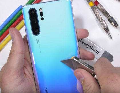 Huawei P30 nel test di resistenza di JerryRigEverything