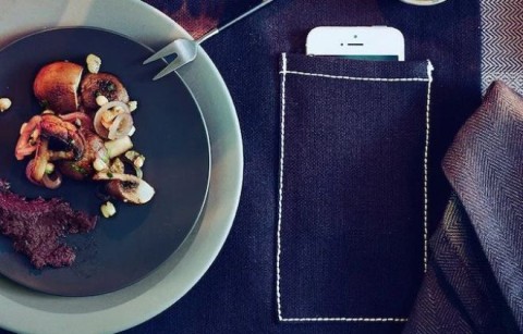 IKEA progetta le tovaglie con porta smartphone