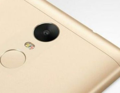 Il CEO di Xiaomi mostra il Redmi Note 2 Pro in foto