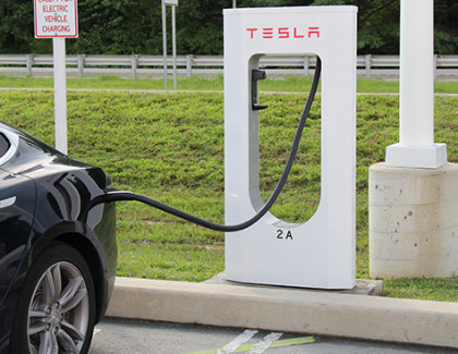 Tesla inaugura stazione Supercharger a Roma