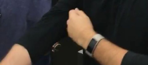 Panos Panay con un misterioso wearable al polso in un video live. Forse Band 3 o Surface Watch?