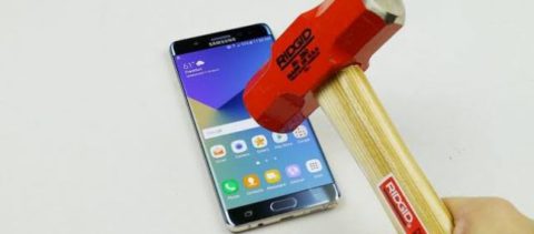 Galaxy Note 7 torturato con martello e coltello. Resisterà?