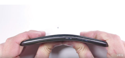 Moto G5 esce bene nel test di resistenza; piegato ma funzionante!