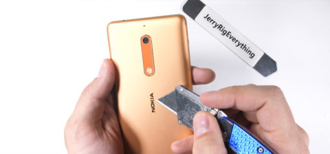 Nokia 5 passa il test di JerryRigEverything, scocca e vetro molto resistenti