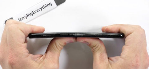 Galaxy S9 torturato nel test di JerryRigEverything | video