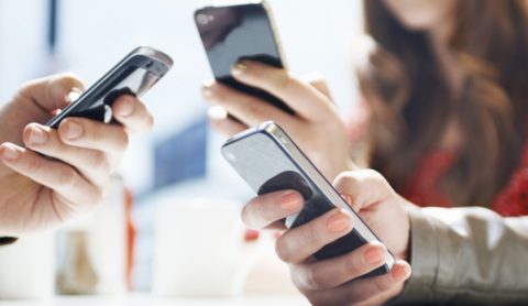 Gli smartphone sono i dispositivi più inquinanti, secondo un recente studio